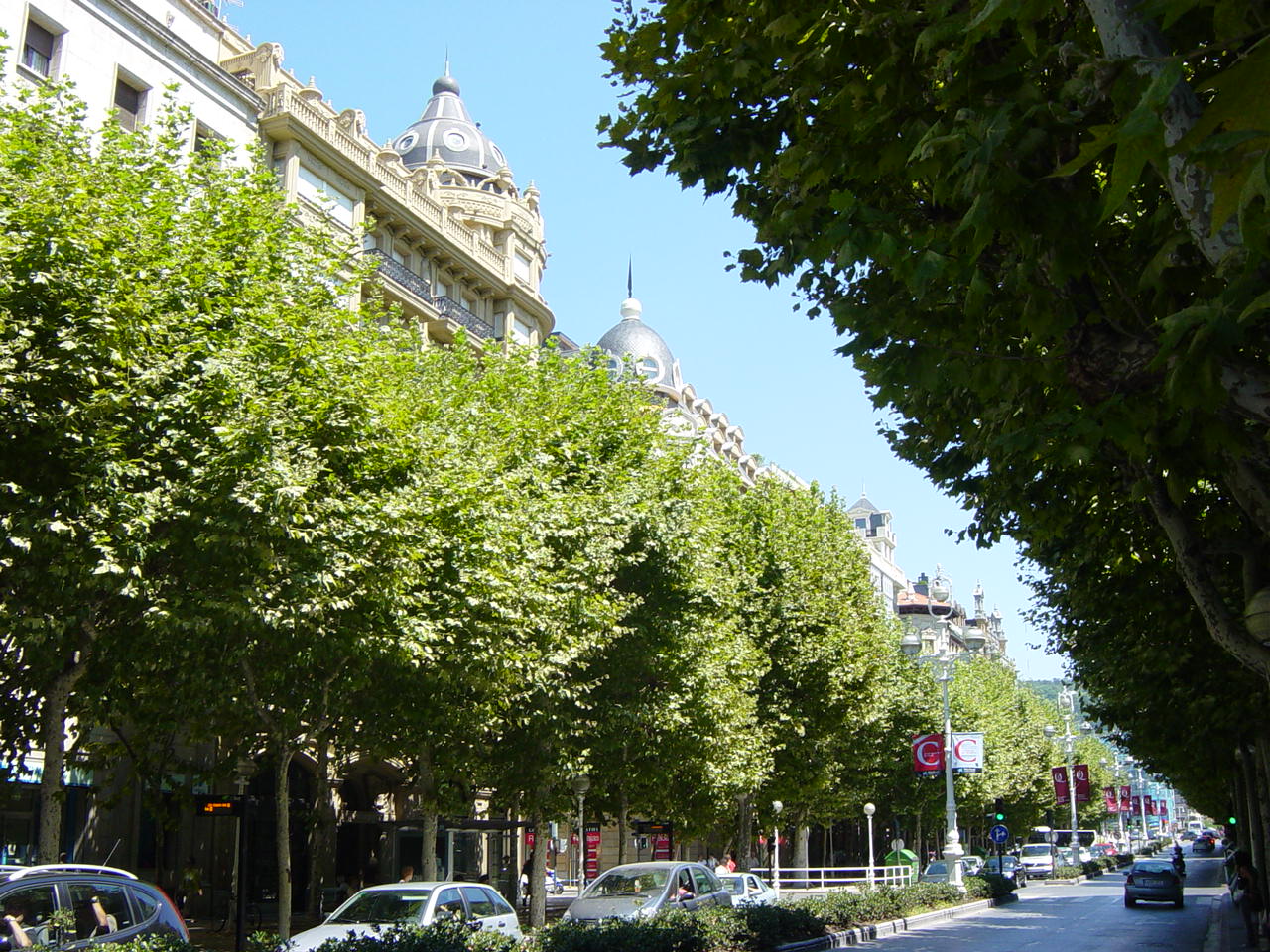 Descubre la vibrante Avenida de la Libertad en San Sebastián