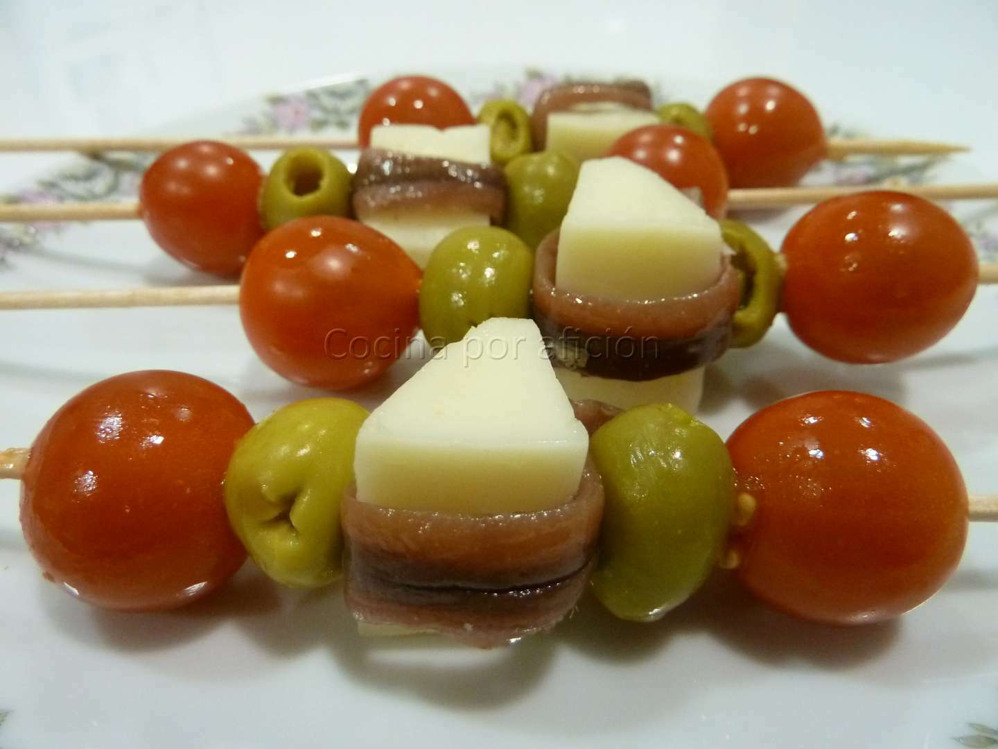 ¡prueba Nuestro Exquisito Pincho De Tomate Cherry Una Combinación Irresistible Con Queso Y